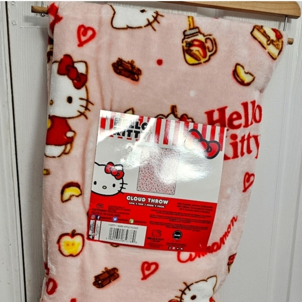 ✨️❤️HELLO KITTY SOFT PLUSH BLWNKET/ ✨️🍎/ Appple& Hearts🍎✨️❤️